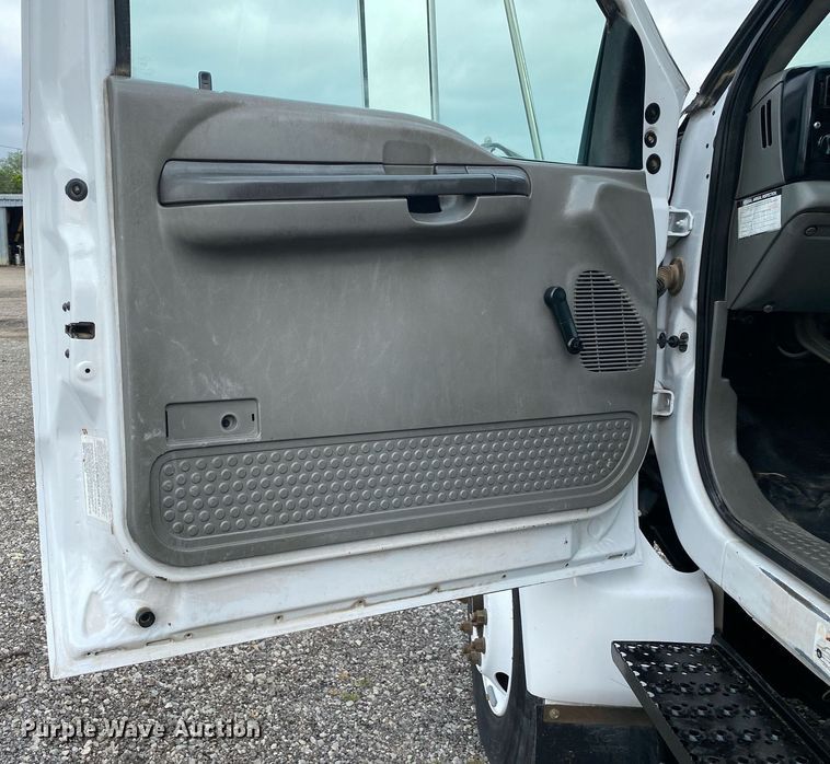 image for item KB9433 2005 Ford F750 Super Duty  flatbed truck