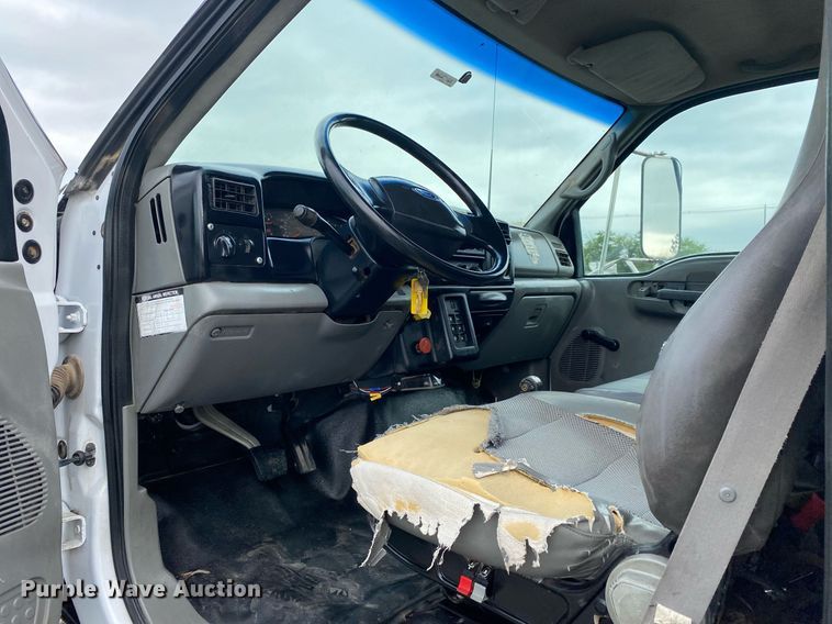 image for item KB9433 2005 Ford F750 Super Duty  flatbed truck