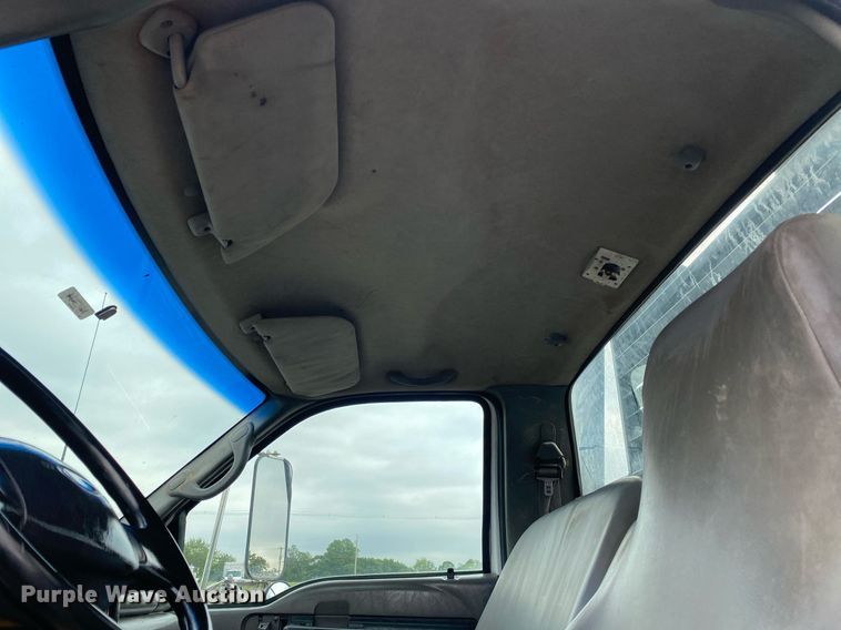 image for item KB9433 2005 Ford F750 Super Duty  flatbed truck