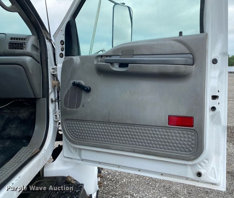 image for item KB9433 2005 Ford F750 Super Duty  flatbed truck