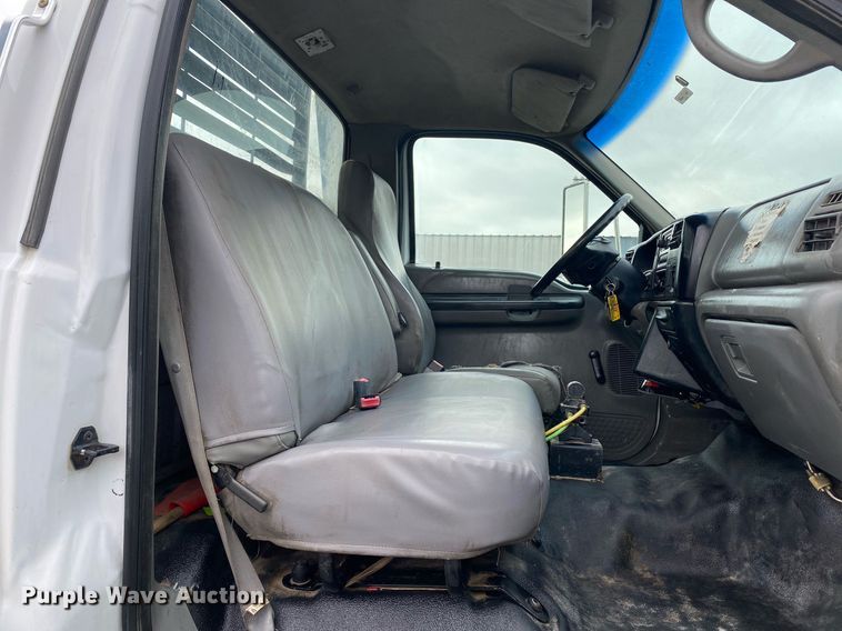 image for item KB9433 2005 Ford F750 Super Duty  flatbed truck