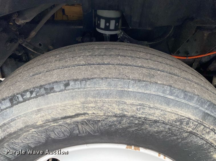 image for item KB9433 2005 Ford F750 Super Duty  flatbed truck