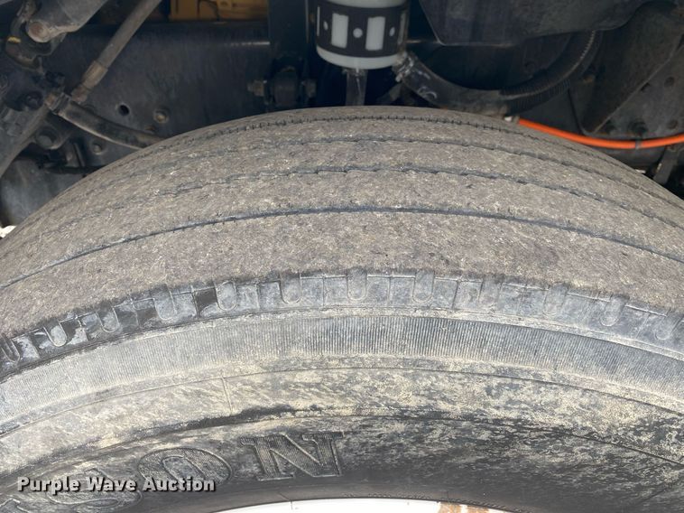 image for item KB9433 2005 Ford F750 Super Duty  flatbed truck