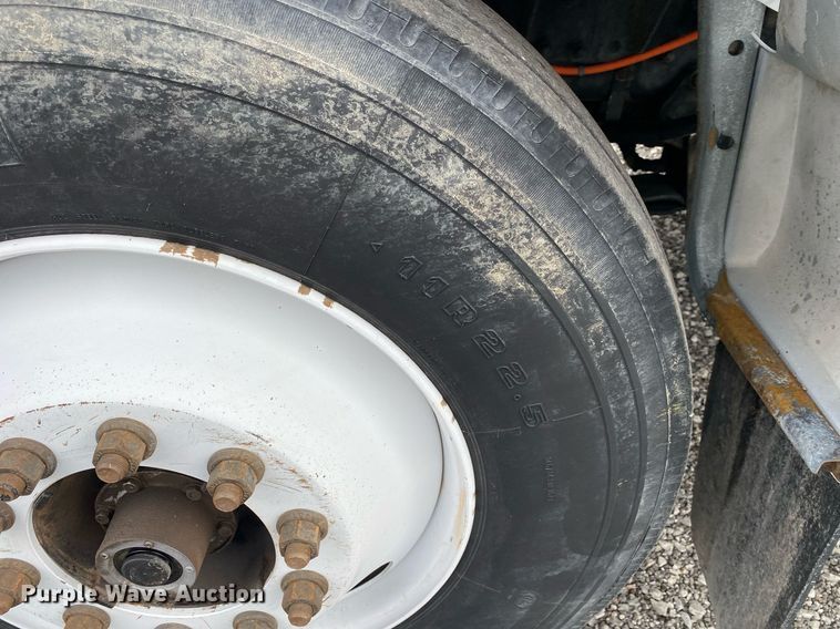 image for item KB9433 2005 Ford F750 Super Duty  flatbed truck