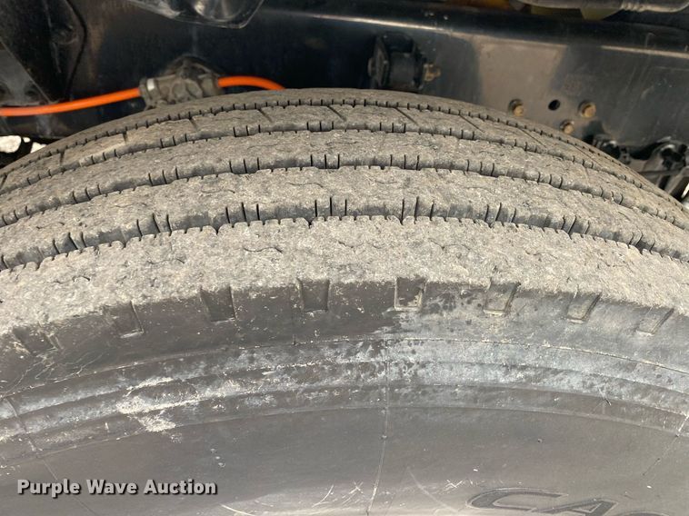 image for item KB9433 2005 Ford F750 Super Duty  flatbed truck