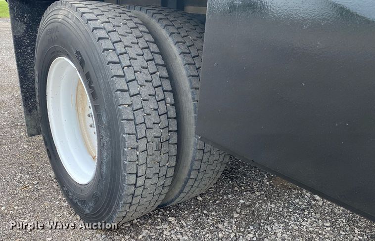 image for item KB9433 2005 Ford F750 Super Duty  flatbed truck