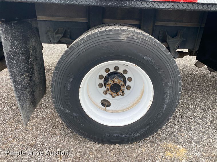 image for item KB9433 2005 Ford F750 Super Duty  flatbed truck