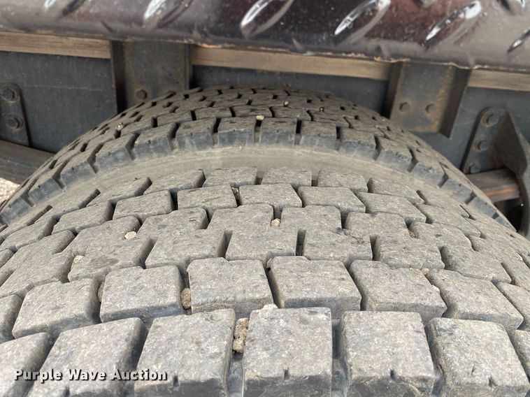 image for item KB9433 2005 Ford F750 Super Duty  flatbed truck