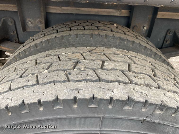 image for item KB9433 2005 Ford F750 Super Duty  flatbed truck