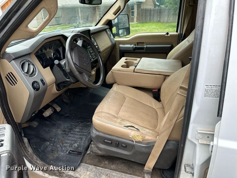 image for item KF9698 2015 Ford F350 Super Duty  Crew Cab bale bed pickup truck