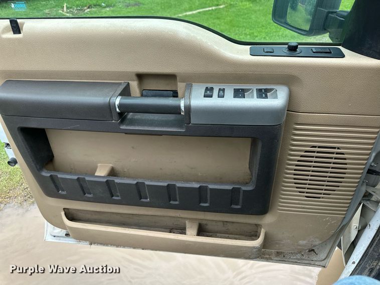 image for item KF9698 2015 Ford F350 Super Duty  Crew Cab bale bed pickup truck