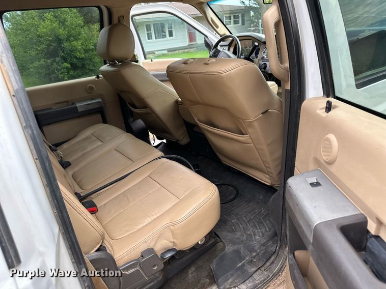 image for item KF9698 2015 Ford F350 Super Duty  Crew Cab bale bed pickup truck