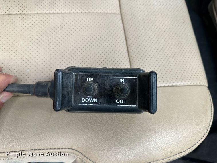 image for item KF9698 2015 Ford F350 Super Duty  Crew Cab bale bed pickup truck