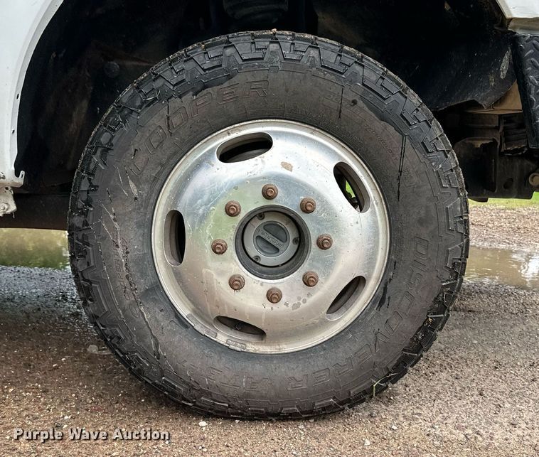 image for item KF9698 2015 Ford F350 Super Duty  Crew Cab bale bed pickup truck