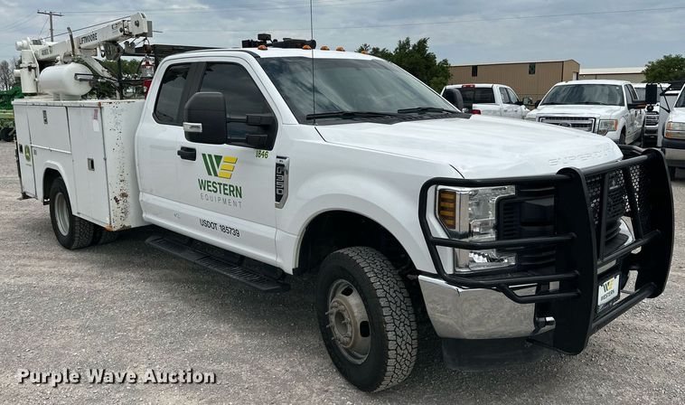 image for item KM9861 2018  Ford F350 Super Duty  SuperCab utility bed pickup truck