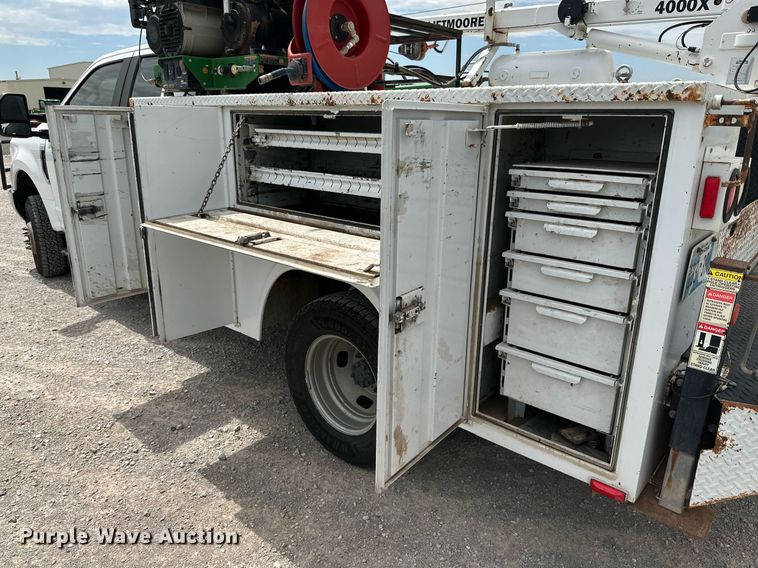 image for item KM9861 2018  Ford F350 Super Duty  SuperCab utility bed pickup truck