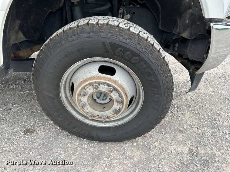 image for item KM9861 2018  Ford F350 Super Duty  SuperCab utility bed pickup truck