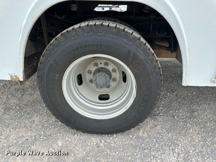 image for item KM9861 2018  Ford F350 Super Duty  SuperCab utility bed pickup truck