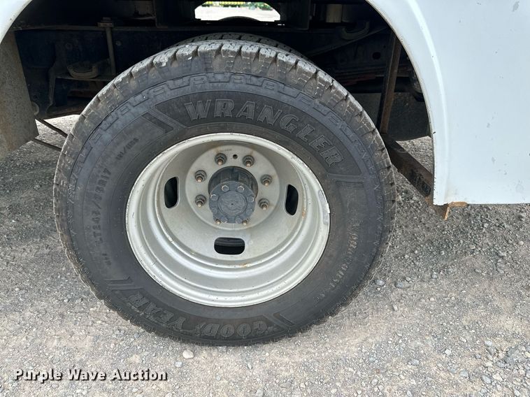 image for item KM9861 2018  Ford F350 Super Duty  SuperCab utility bed pickup truck