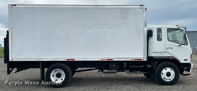 image for item KW9173 2007 Mitsubishi FUSO  box truck