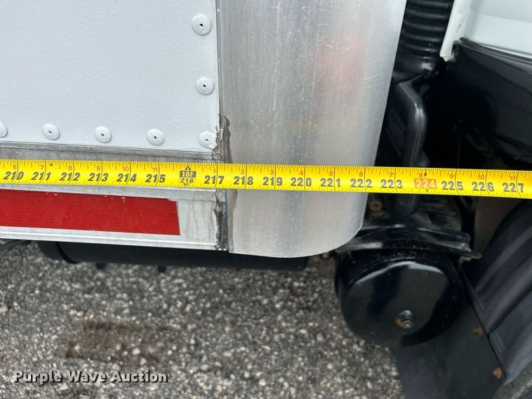 image for item KW9173 2007 Mitsubishi FUSO  box truck