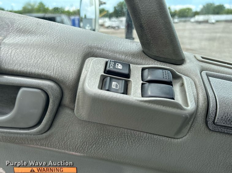 image for item KW9173 2007 Mitsubishi FUSO  box truck