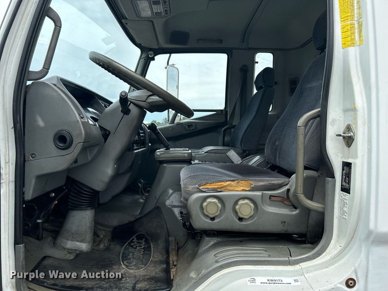 image for item KW9173 2007 Mitsubishi FUSO  box truck