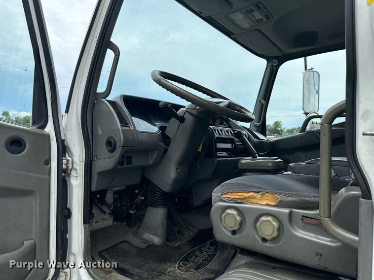 image for item KW9173 2007 Mitsubishi FUSO  box truck