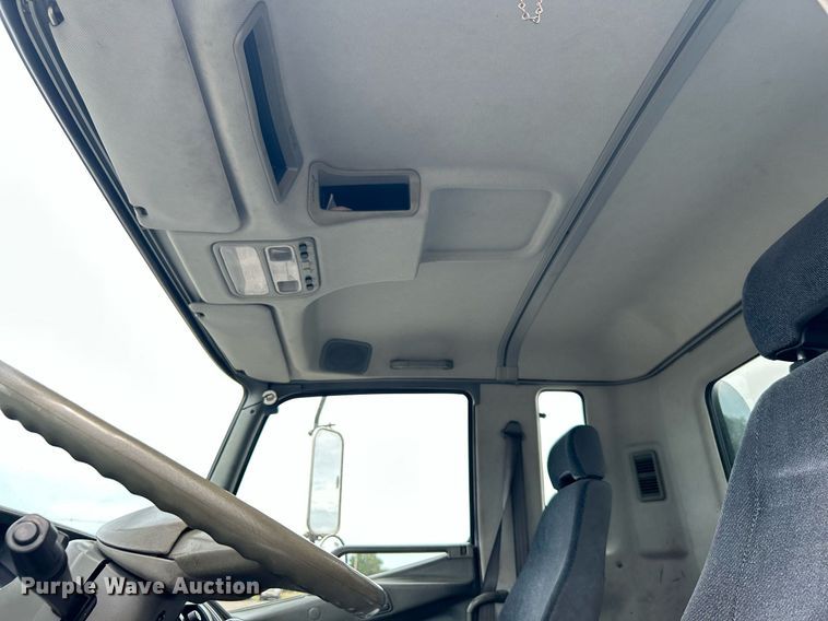 image for item KW9173 2007 Mitsubishi FUSO  box truck