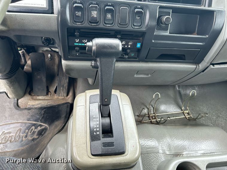 image for item KW9173 2007 Mitsubishi FUSO  box truck