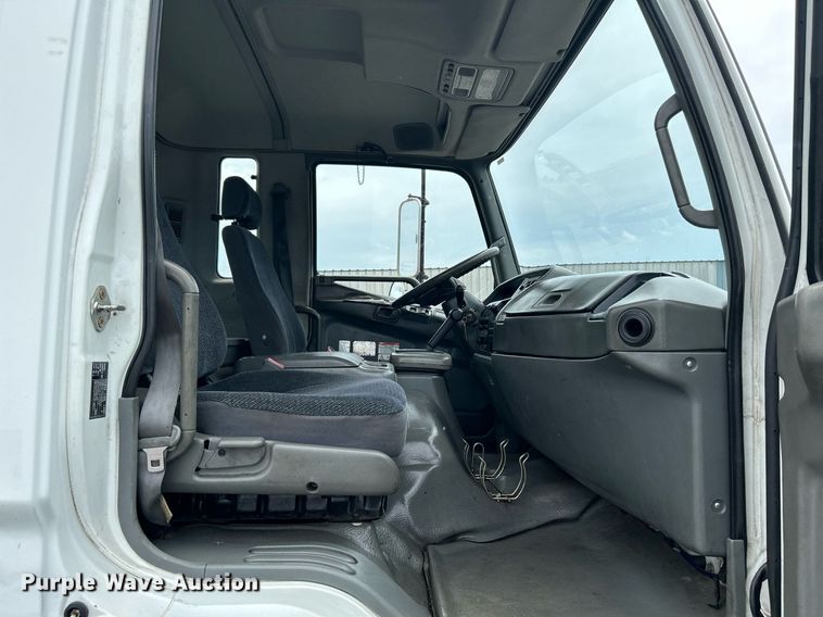 image for item KW9173 2007 Mitsubishi FUSO  box truck