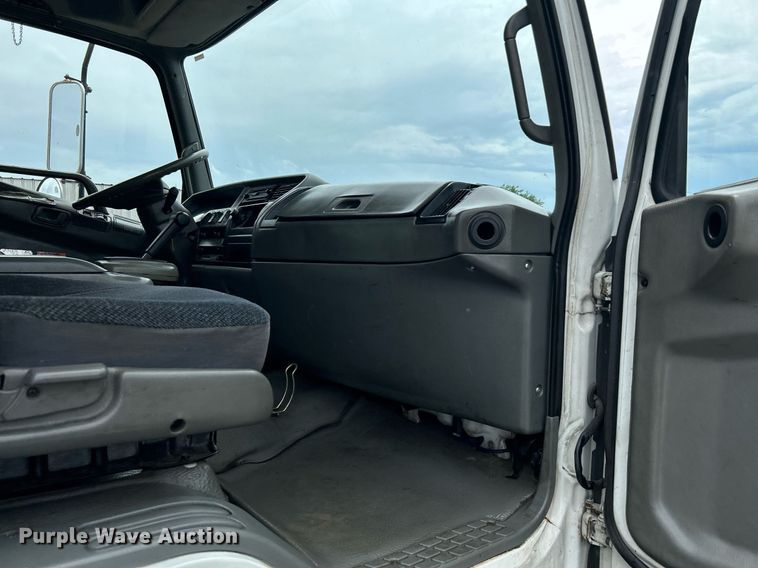 image for item KW9173 2007 Mitsubishi FUSO  box truck