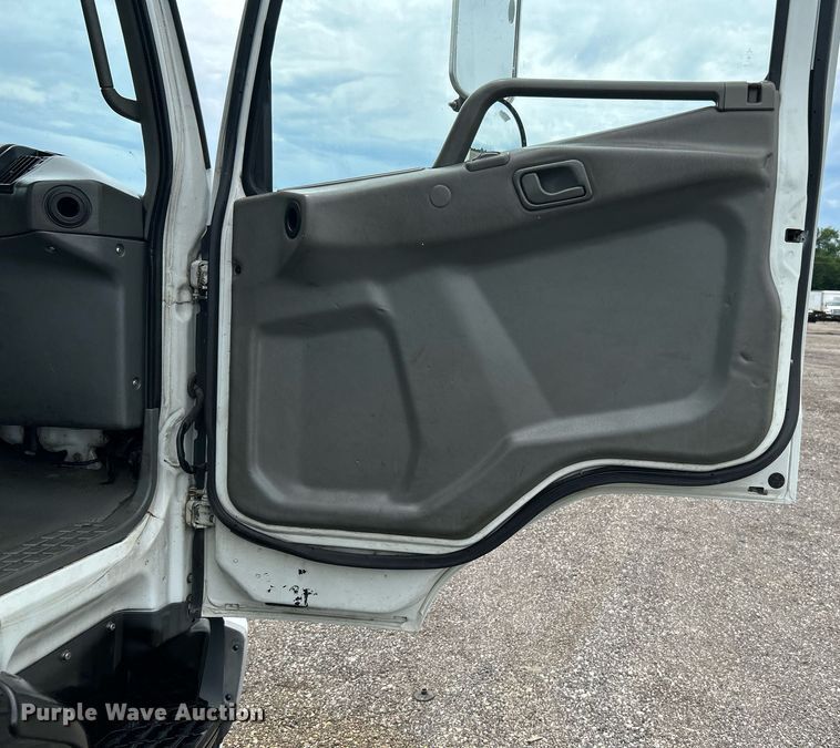 image for item KW9173 2007 Mitsubishi FUSO  box truck