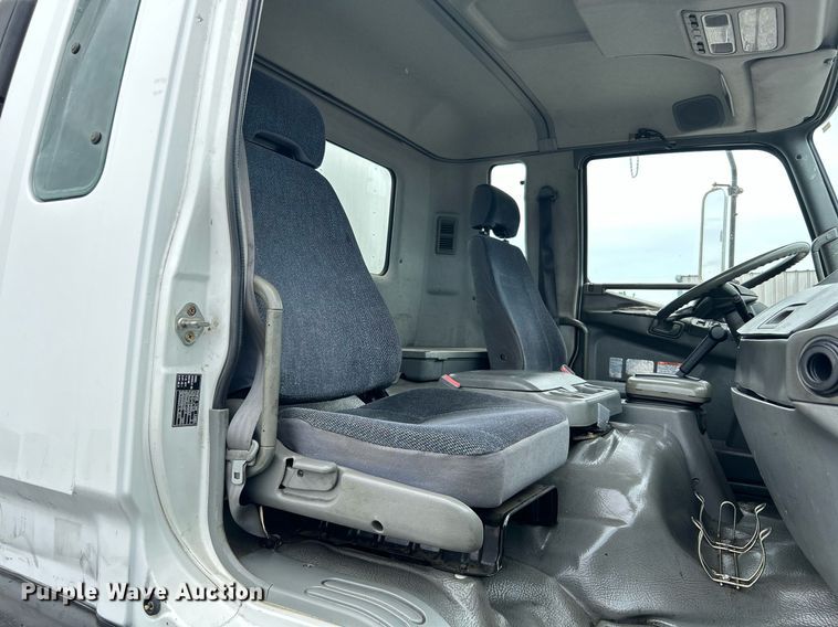 image for item KW9173 2007 Mitsubishi FUSO  box truck