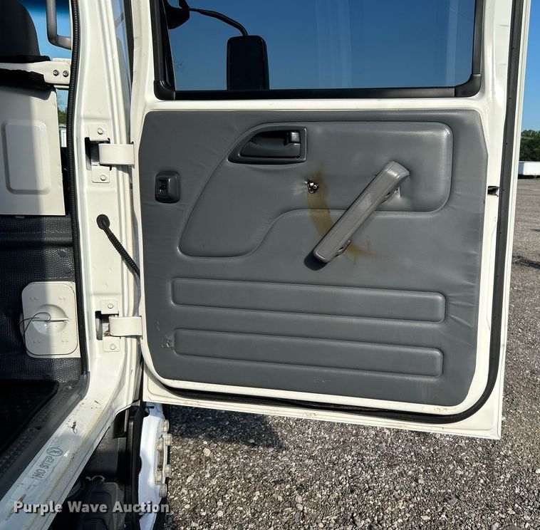 image for item KW9192 2019 Isuzu NPR HD  Crew Cab box truck
