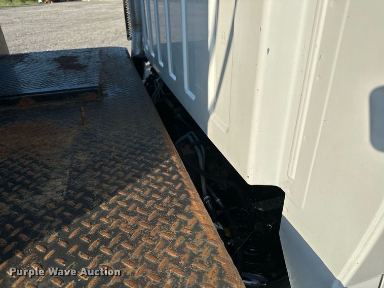 image for item KW9198 2003 GMC C7500  flatbed truck