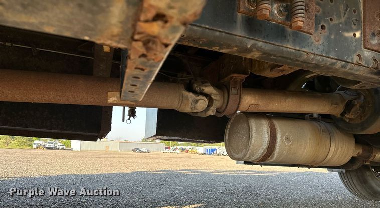 image for item KW9198 2003 GMC C7500  flatbed truck