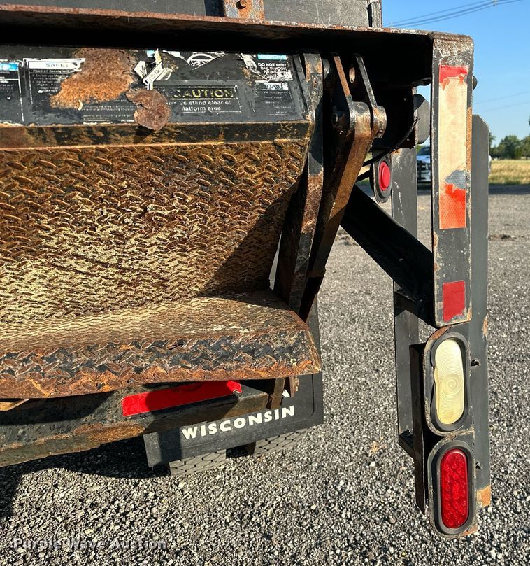 image for item KW9198 2003 GMC C7500  flatbed truck