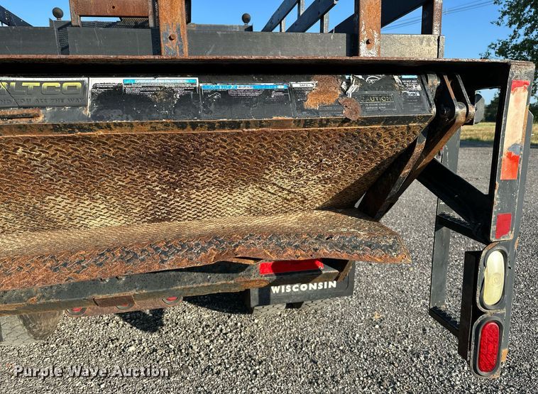 image for item KW9198 2003 GMC C7500  flatbed truck