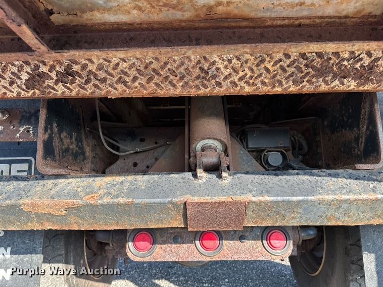 image for item KW9198 2003 GMC C7500  flatbed truck