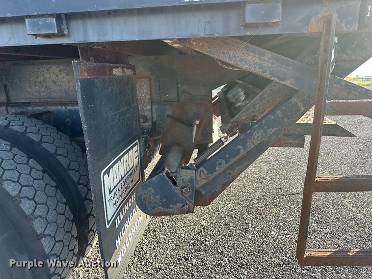 image for item KW9198 2003 GMC C7500  flatbed truck