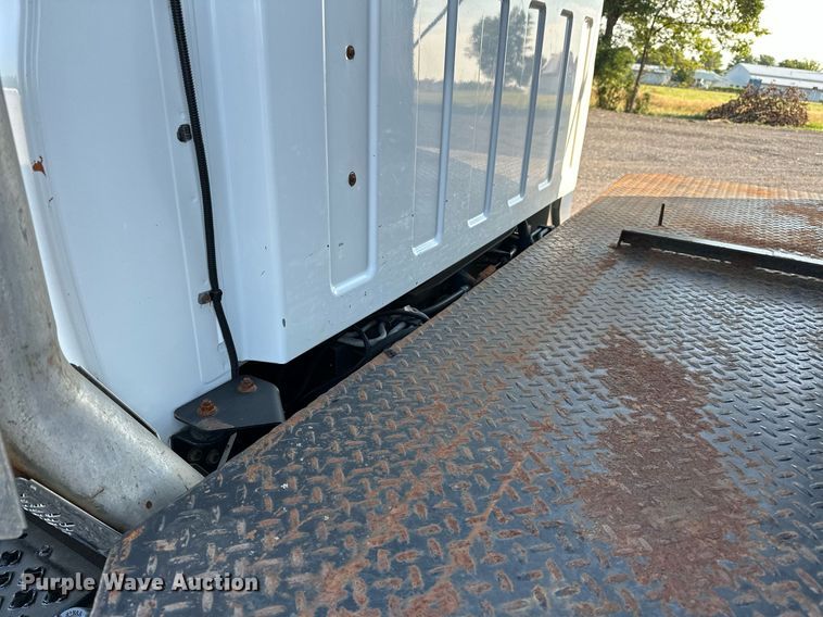 image for item KW9198 2003 GMC C7500  flatbed truck