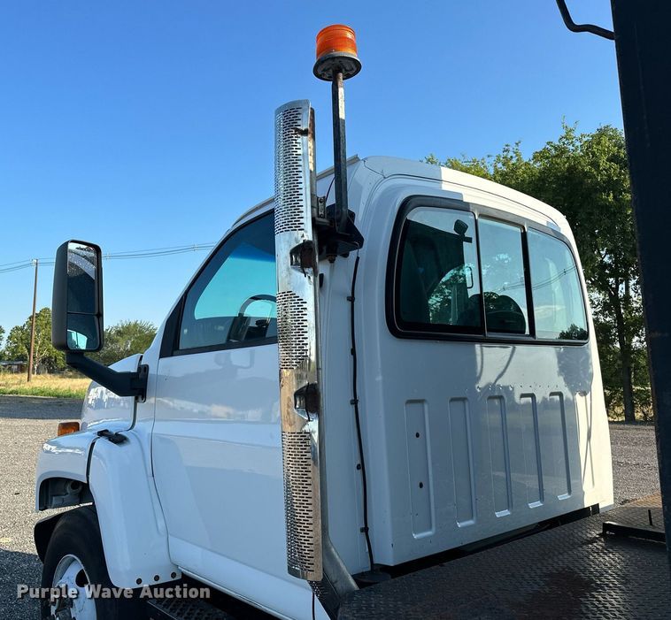image for item KW9198 2003 GMC C7500  flatbed truck