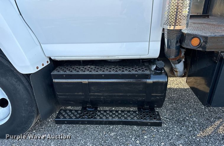 image for item KW9198 2003 GMC C7500  flatbed truck