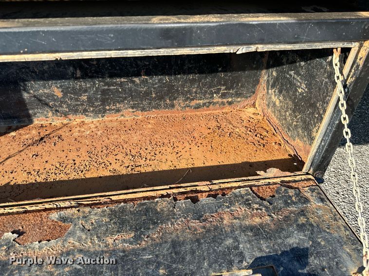 image for item KW9198 2003 GMC C7500  flatbed truck