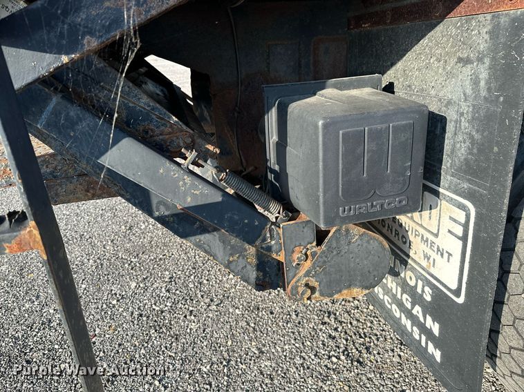 image for item KW9198 2003 GMC C7500  flatbed truck