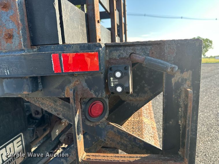 image for item KW9198 2003 GMC C7500  flatbed truck