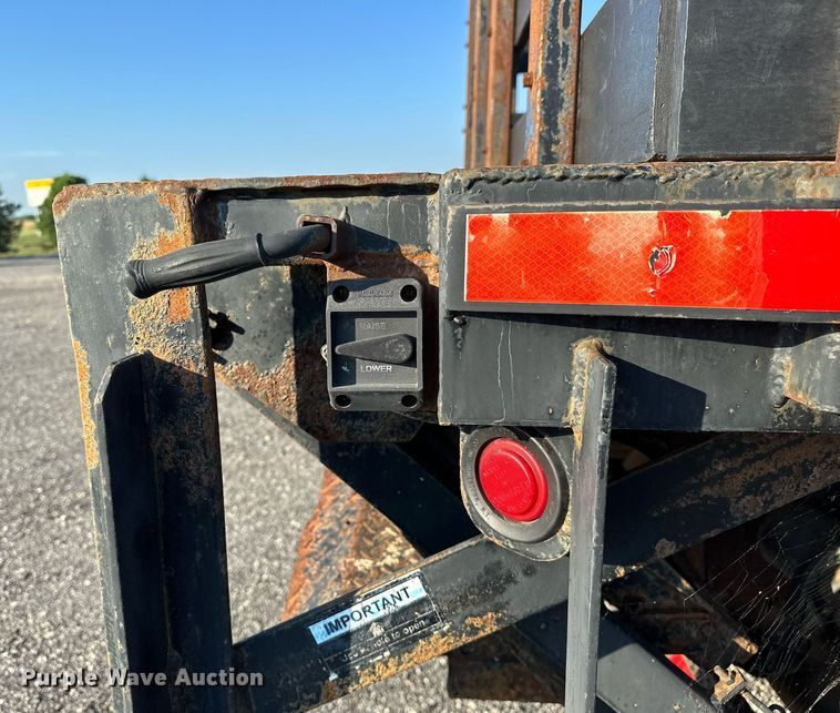 image for item KW9198 2003 GMC C7500  flatbed truck