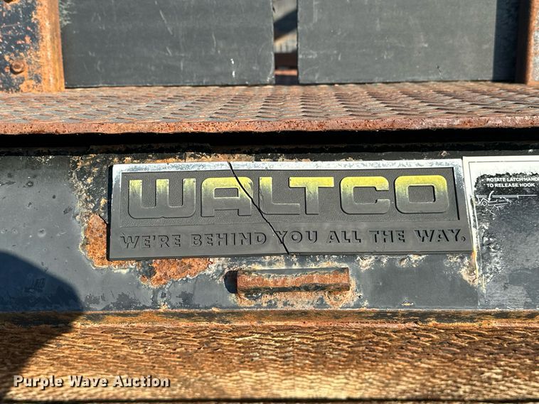 image for item KW9198 2003 GMC C7500  flatbed truck