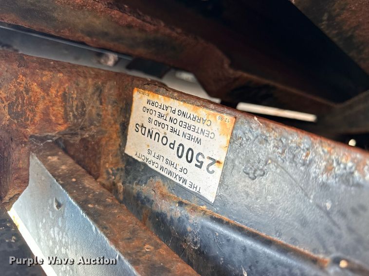 image for item KW9198 2003 GMC C7500  flatbed truck